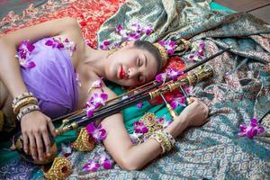 asie femme vêtue d'une robe thaïlandaise traditionnelle, le costume de la robe nationale de l'ancienne thaïlande. photo