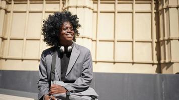 homme afro-américain s'amusant à marcher dans le centre-ville - jeune homme heureux profitant d'un coucher de soleil en plein air - mode de vie de la génération du millénaire et concept d'attitude positive des personnes photo