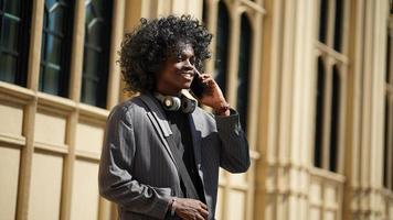 portrait de jeune homme hipster afro-américain posant à l'extérieur. photo