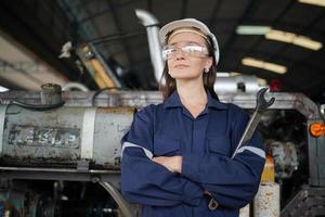 autonomisation des femmes, ouvrière de l'industrie ou ingénieure travaillant dans une usine de fabrication industrielle.