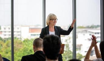 groupe de personnes à l'écoute de professionnels expérimentés les aidant à élaborer une nouvelle stratégie d'entreprise. photo