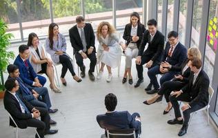 groupe de personnes à l'écoute de professionnels expérimentés les aidant à élaborer une nouvelle stratégie d'entreprise. photo