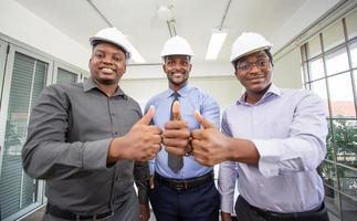 équipe de jeunes entreprises en démarrage travaillant dans la salle de réunion. photo