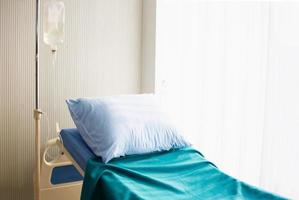 lit de patient vide à l'hôpital. photo