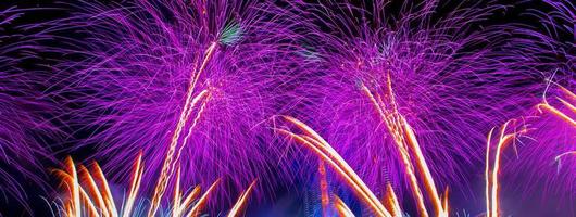 feux d'artifice colorés pour célébrer le nouvel an sur la rivière chao phraya à bangkok, en thaïlande. photo