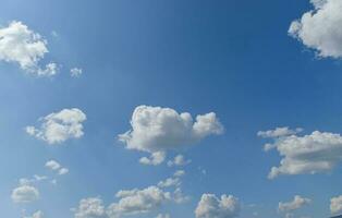 fond de ciel bleu avec des nuages blancs. photo