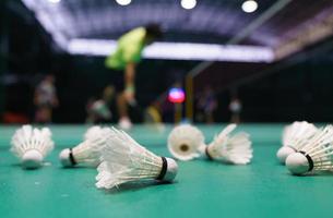 volant sur le terrain de jeu de badminton vert photo