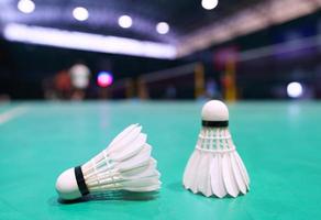 volant sur le terrain de jeu de badminton vert photo