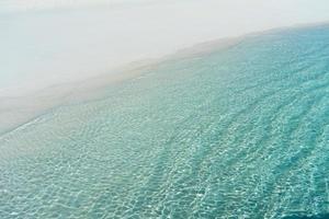 plage aux eaux bleues transparentes photo