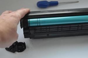 chargement de la cartouche d'imprimante laser avec de la poudre de toner photo