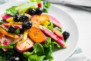 salade d'été aux légumes et petits fruits