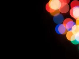fond abstrait avec des lumières bokeh circulaire colorée de lumières de noël photo