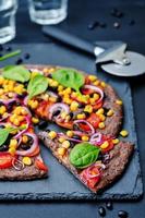 pizza croûte de haricots noirs avec maïs, épinards, tomates, haricots noirs photo