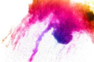 figer le mouvement des particules de poussière colorées sur fond blanc. texture de superposition de poudre de couleur pastel abstraite. photo