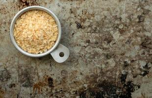 oignon haché dans une tasse à mesurer photo