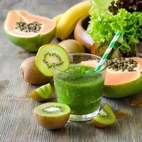 smoothie tropical vert avec kiwi, papaye et feuilles de salade photo