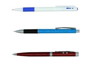 stylo isolé sur fond blanc. Plusieurs rangées de stylos, stylos en plastique bon marché, stylos métalliques et design de luxe pour copier sur votre travail photo
