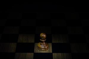 Figure d'échecs sur le concept de jeu d'échecs pour des idées fond noir photo