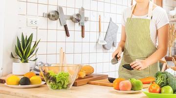 femme dans la cuisine femme préparant la nourriture photo