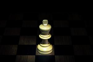 Figure d'échecs sur le concept de jeu d'échecs pour des idées fond noir photo