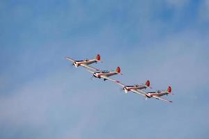 Shoreham par mer, West Sussex, Royaume-Uni, 2011. quatre yakovlev yak-52 50 photo