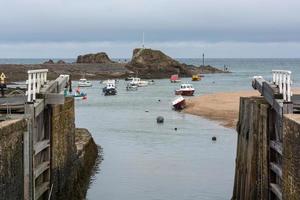 Bude, Cornwall, UK, 2013. bateaux dans le port photo