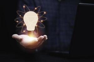 homme d'affaires détenant une ampoule rougeoyante avec ligne de connexion, idées de pensée créative et concept d'innovation. photo