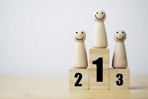 homme en bois debout sur le podium avec classement pour le concept de compétition commerciale et sportive gagnant. photo