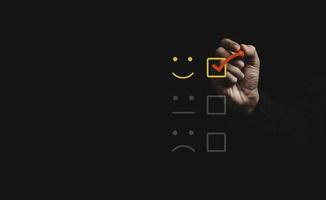 coche d'homme d'affaires pour sélectionner le bouton sourire pour la meilleure évaluation, concept de satisfaction client. photo