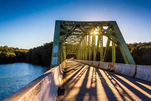coucher de soleil sur un pont sur le réservoir de prettyboy, dans le comté de baltimore photo