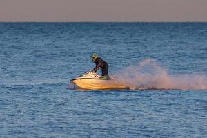 Dungeness, Kent, Royaume-Uni, 2008. homme monté sur un jet ski photo