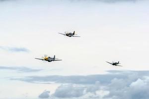 Shoreham-by-Sea, West Sussex, Royaume-Uni, 2014. North American P-51D Mustangs et un Spitfire survolant l'aérodrome de Shoreham photo