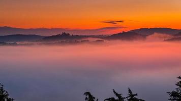 lever de soleil sur le val d'orcia en toscane photo