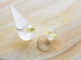 fleur séchée en collier pendentif en résine cristalline, pendentif avec de vraies fleurs. photo