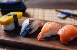 mélanger les sushis sur un plat en bois, thon, saumon, bar, œuf sucré, sushis aux crevettes, cuisine japonaise