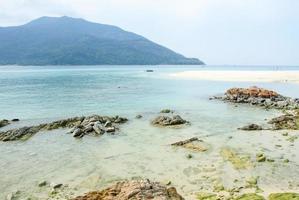 paysage tropical de mer avec montagnes et rochers photo