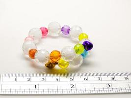 bracelets multicolores avec perles. bracelet de perles colorées pour enfant.