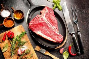 steak t-bone de viande fraîche crue