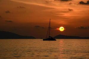 paysage tropical de mer avec montagnes et rochers photo