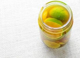 miel de citron, placez le citron dans le pot Mason, en alternant les couches de chacun, un simple remède maison contre le rhume et la grippe. photo