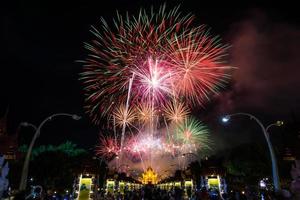 feux d'artifice arc-en-ciel colorés dans les événements du nouvel an 2018 à la flore royale ratchaphruek, chiang mai, thaïlande photo