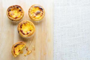 tartes aux œufs portugaises, est une sorte de tarte à la crème que l'on trouve dans divers pays asiatiques. le plat se compose d'une croûte de pâtisserie extérieure et est rempli de crème aux œufs et cuit au four. photo