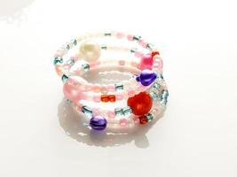 bracelets multicolores avec perles. bracelet de perles coloré pour enfant.bracelets multicolores avec perles. bracelet de perles colorées pour enfant. photo