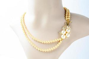 collier de perles sur mannequin et sur fond blanc photo