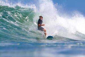 surfer sur une vague.