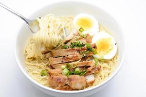 miso ramen avec œuf et porc, cuisine japonaise maison photo