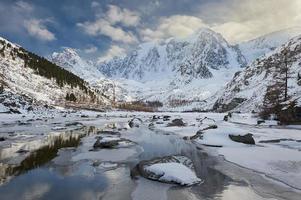 beau paysage d'hiver, montagnes de l'Altaï en Russie. photo