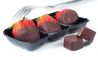 rangée de fraises trempées dans un délicieux chocolat photo