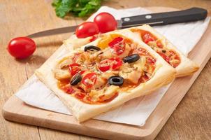 pizza au poulet, tomates et champignons photo