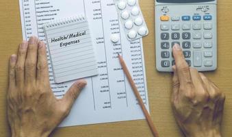 homme planifiant les dépenses de santé photo